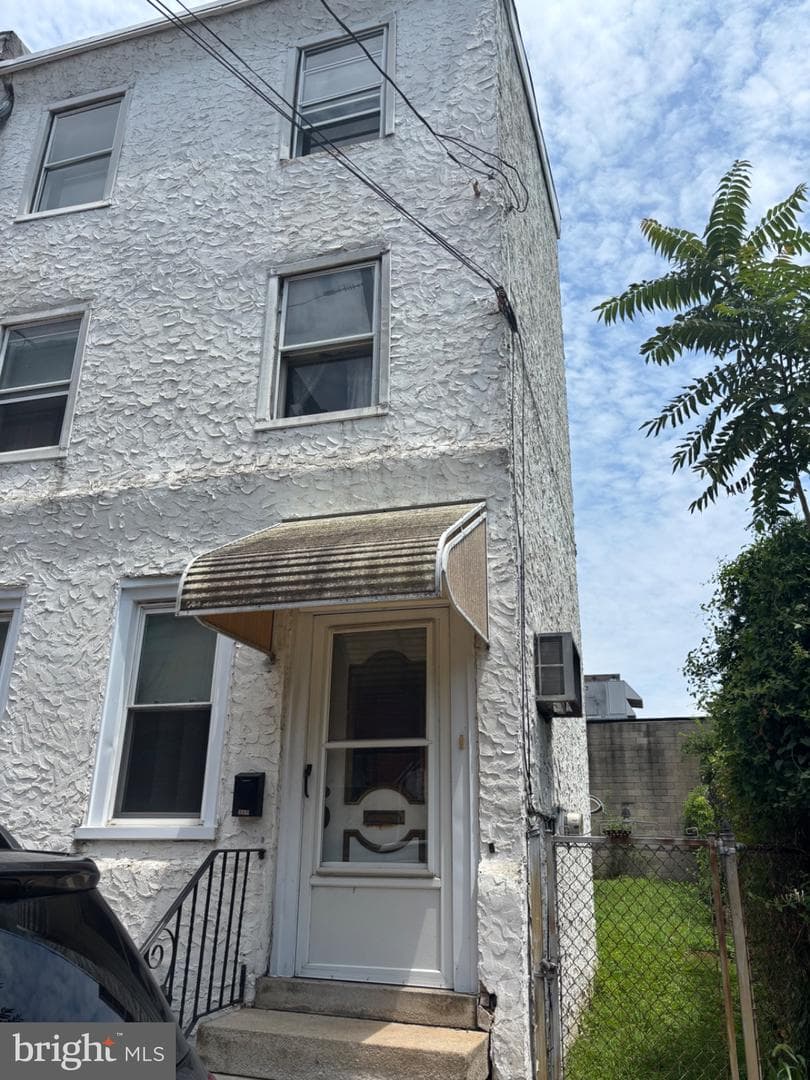 1033 E Crease Street photo 1