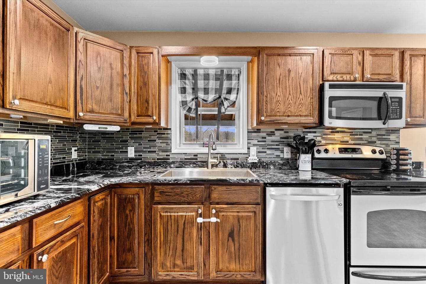 635 Newport Road photo 16