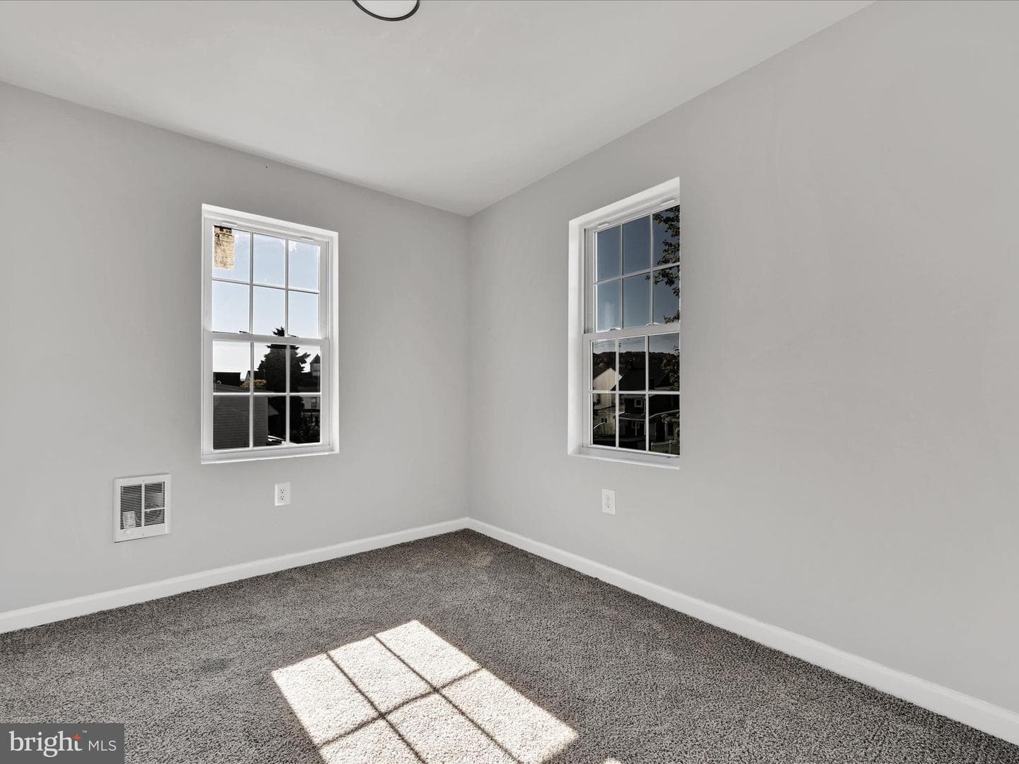 218 N Nicholas Street photo 17