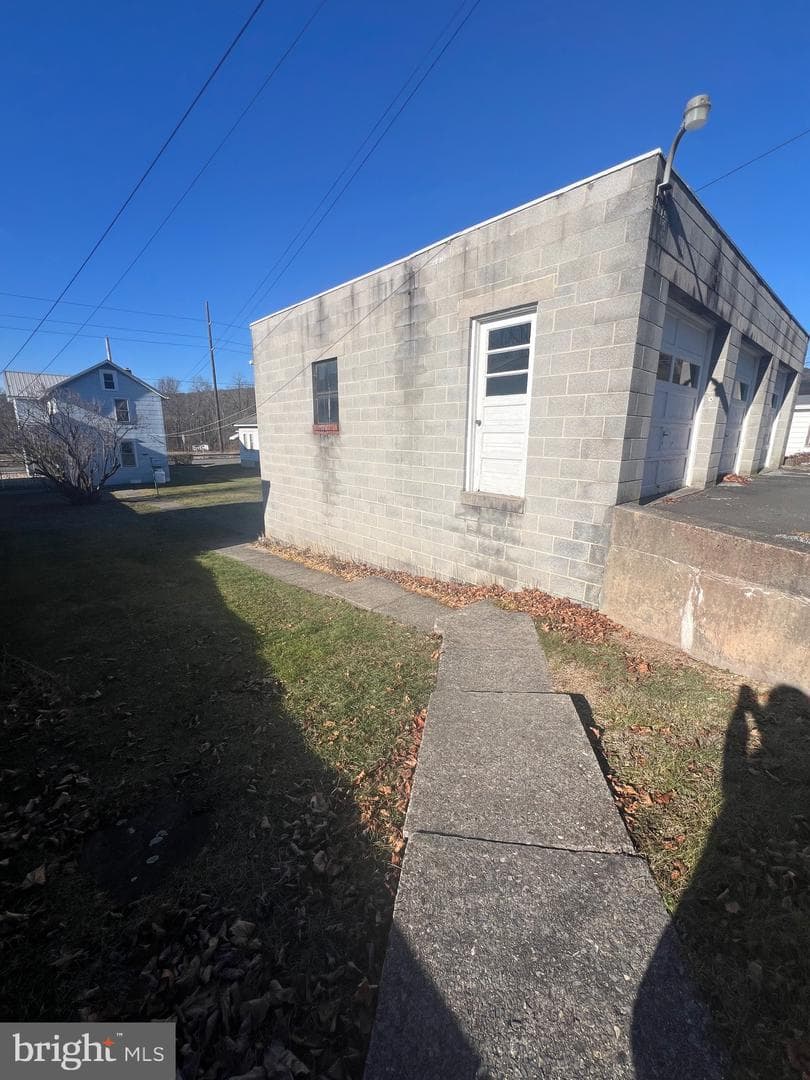 318 E Railroad Avenue photo 27