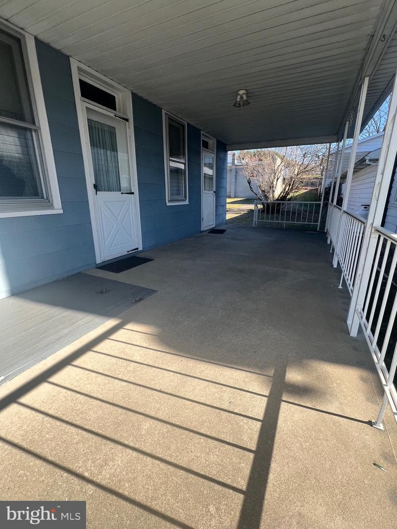 318 E Railroad Avenue photo 5