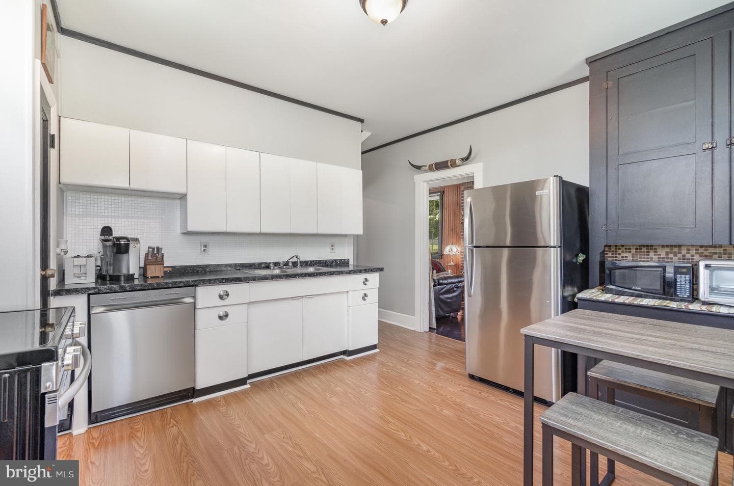 407 Greenwood photo 6