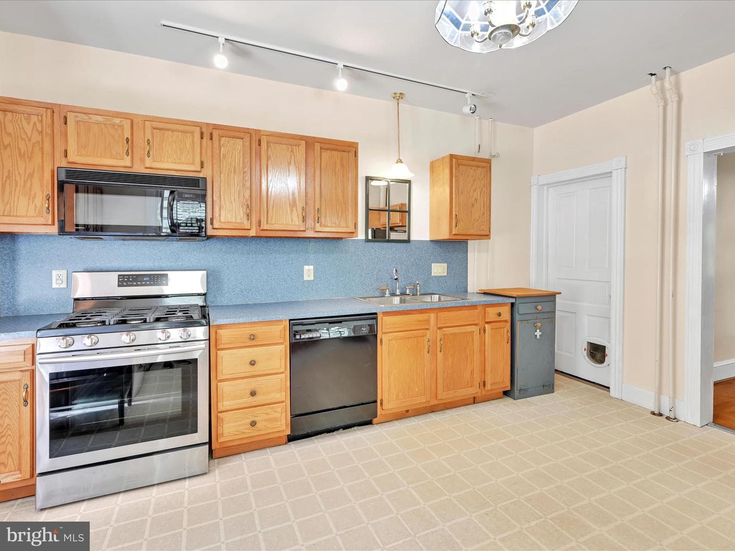 1531 W Market Street photo 10