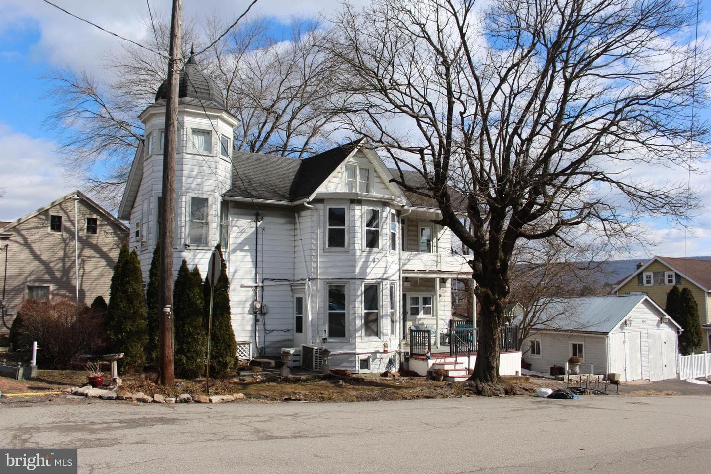 2 E Grand Avenue photo 73