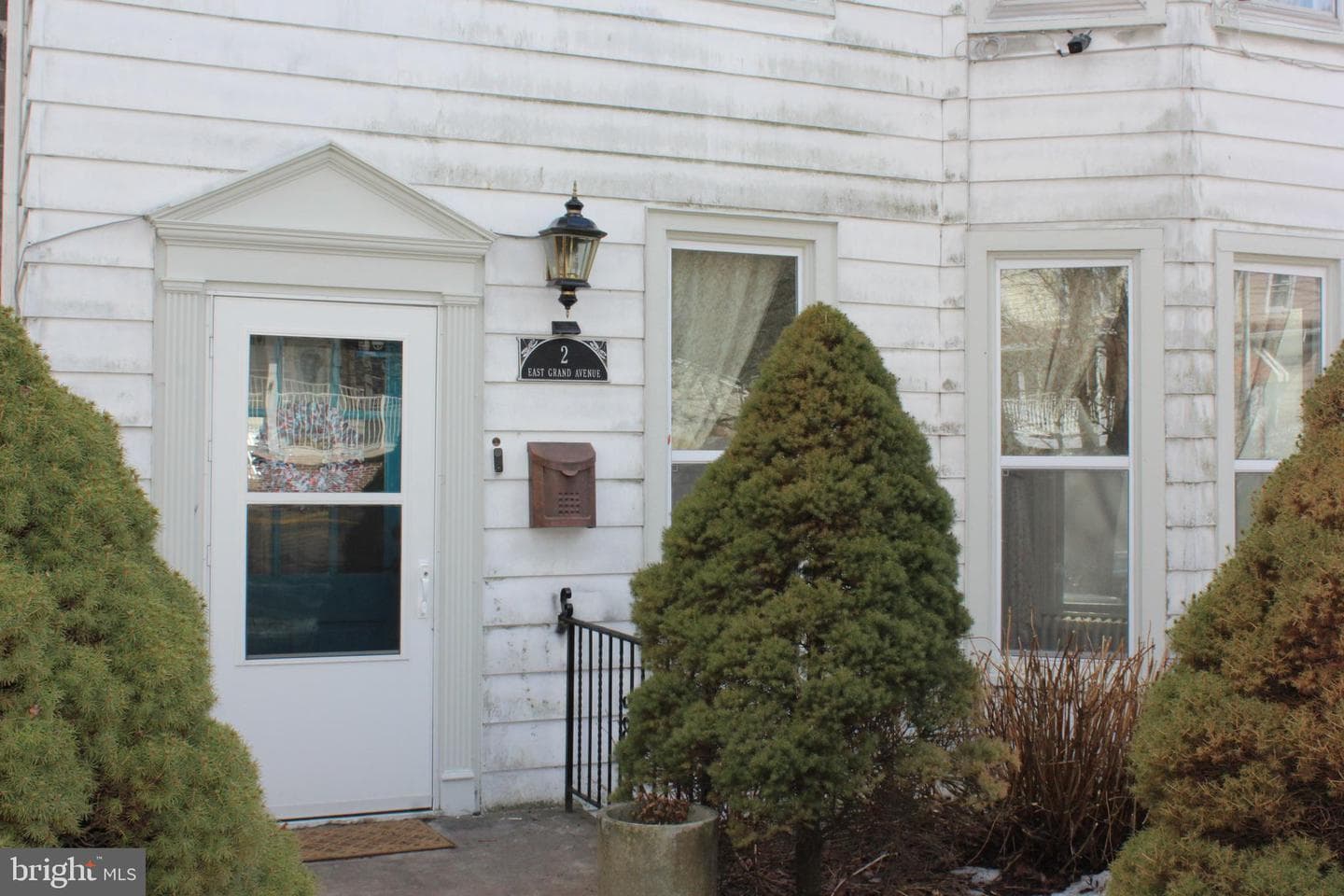 2 E Grand Avenue photo 78