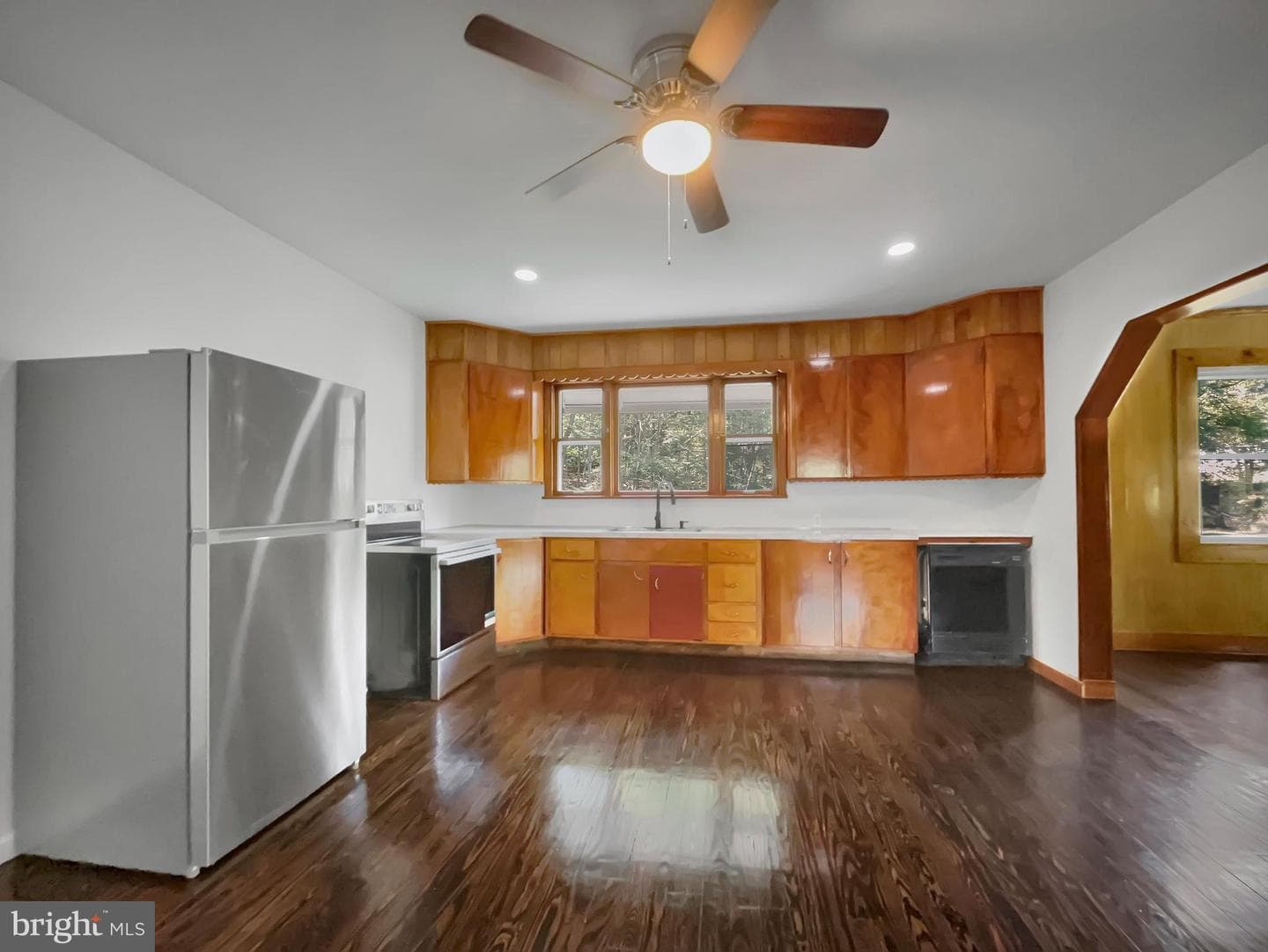 1560 Bunting Street photo 9