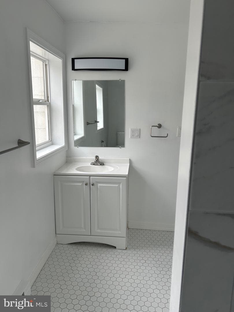 839 E Grand Avenue photo 9
