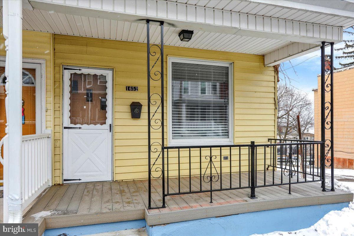 1652 W Norwegian Street photo 3