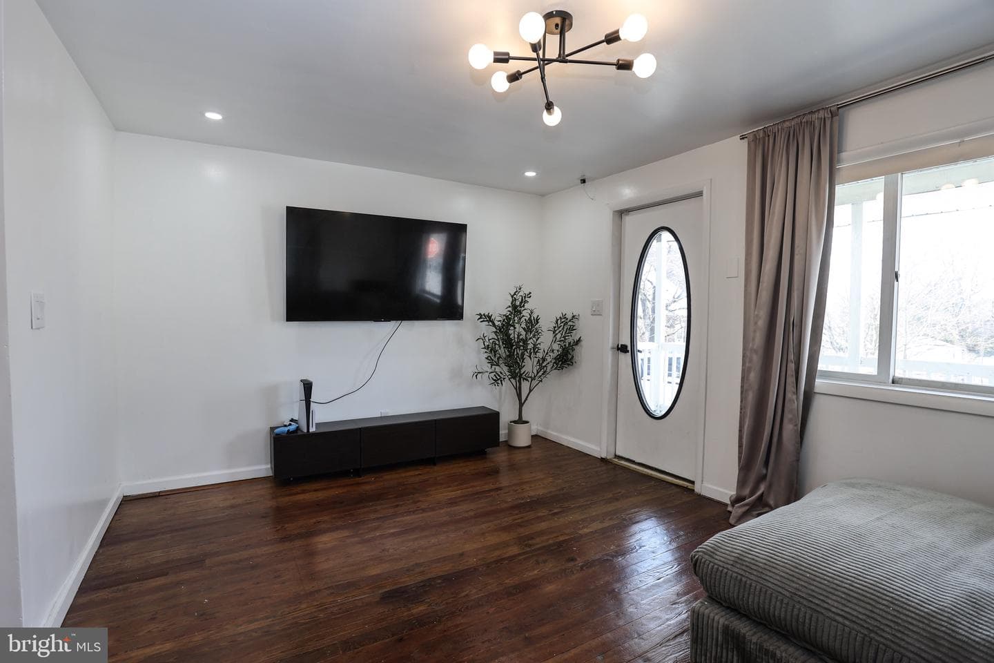 402 Catherine Street photo 5