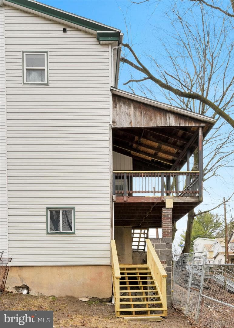 242 Van Gelder Street photo 27