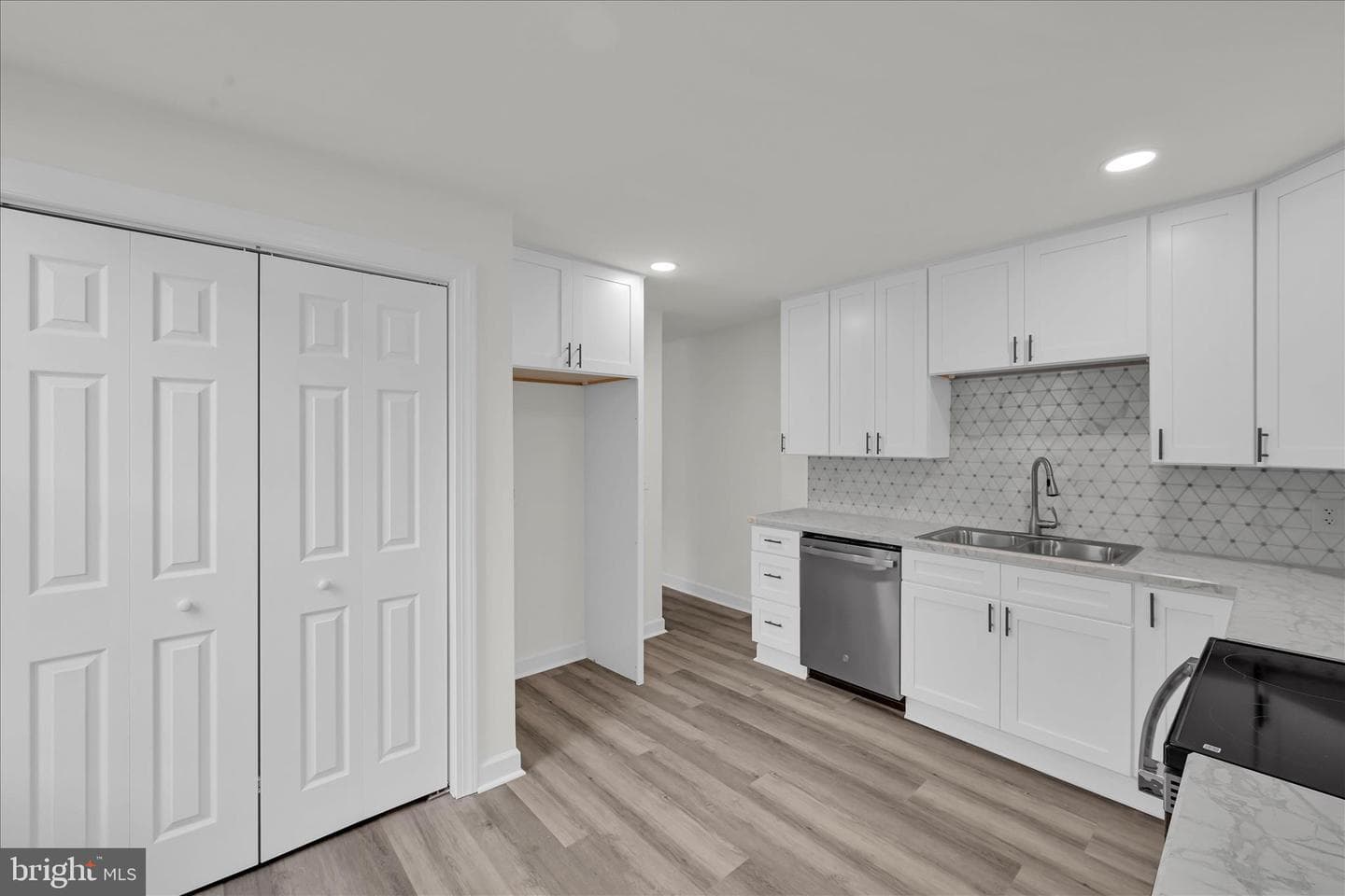 120 E Chestnut Street photo 13