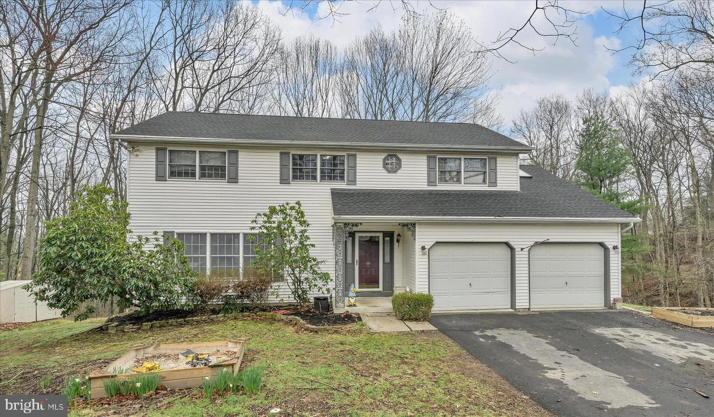 826 Pinewood Drive photo 2