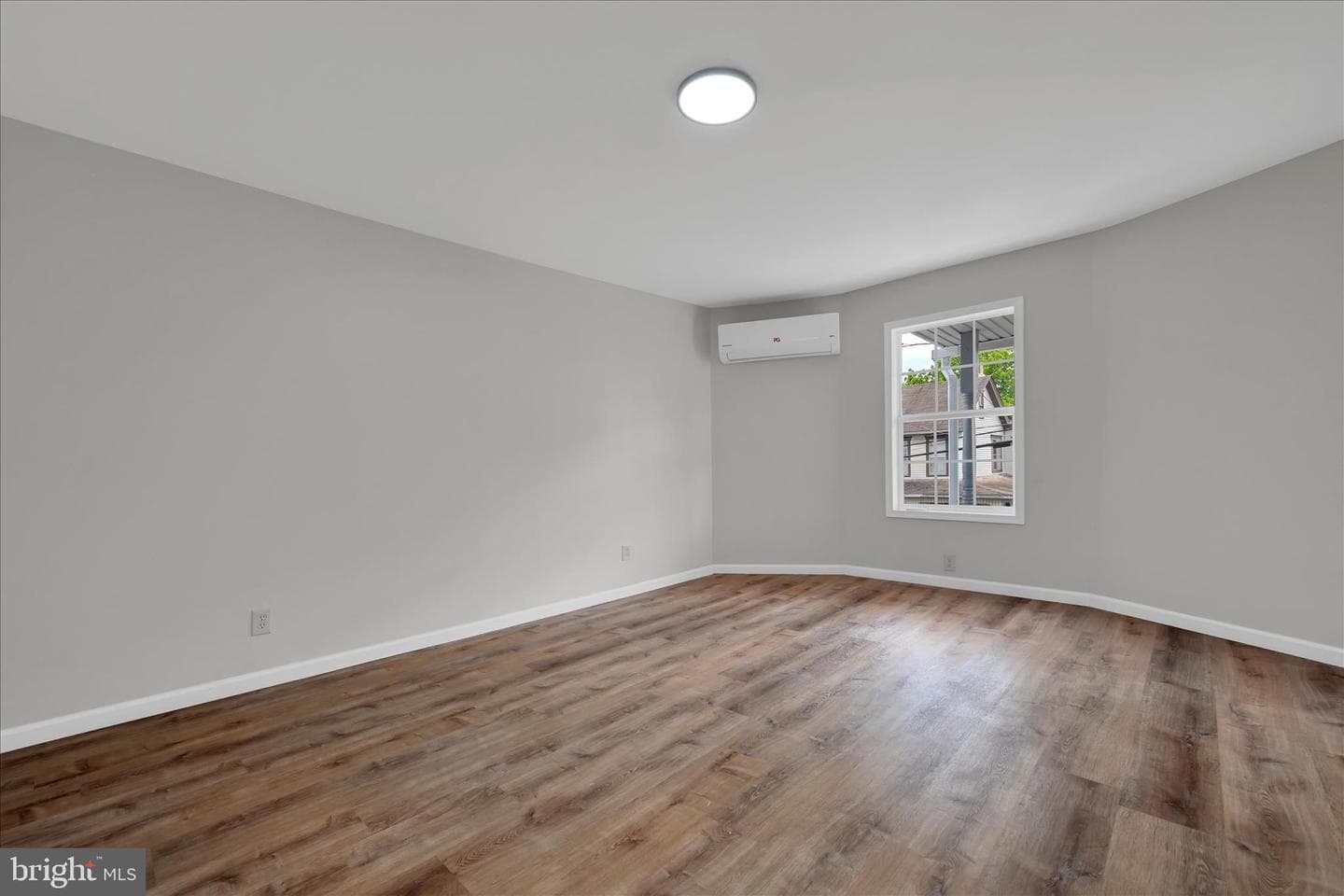 111 E Grand Avenue photo 12
