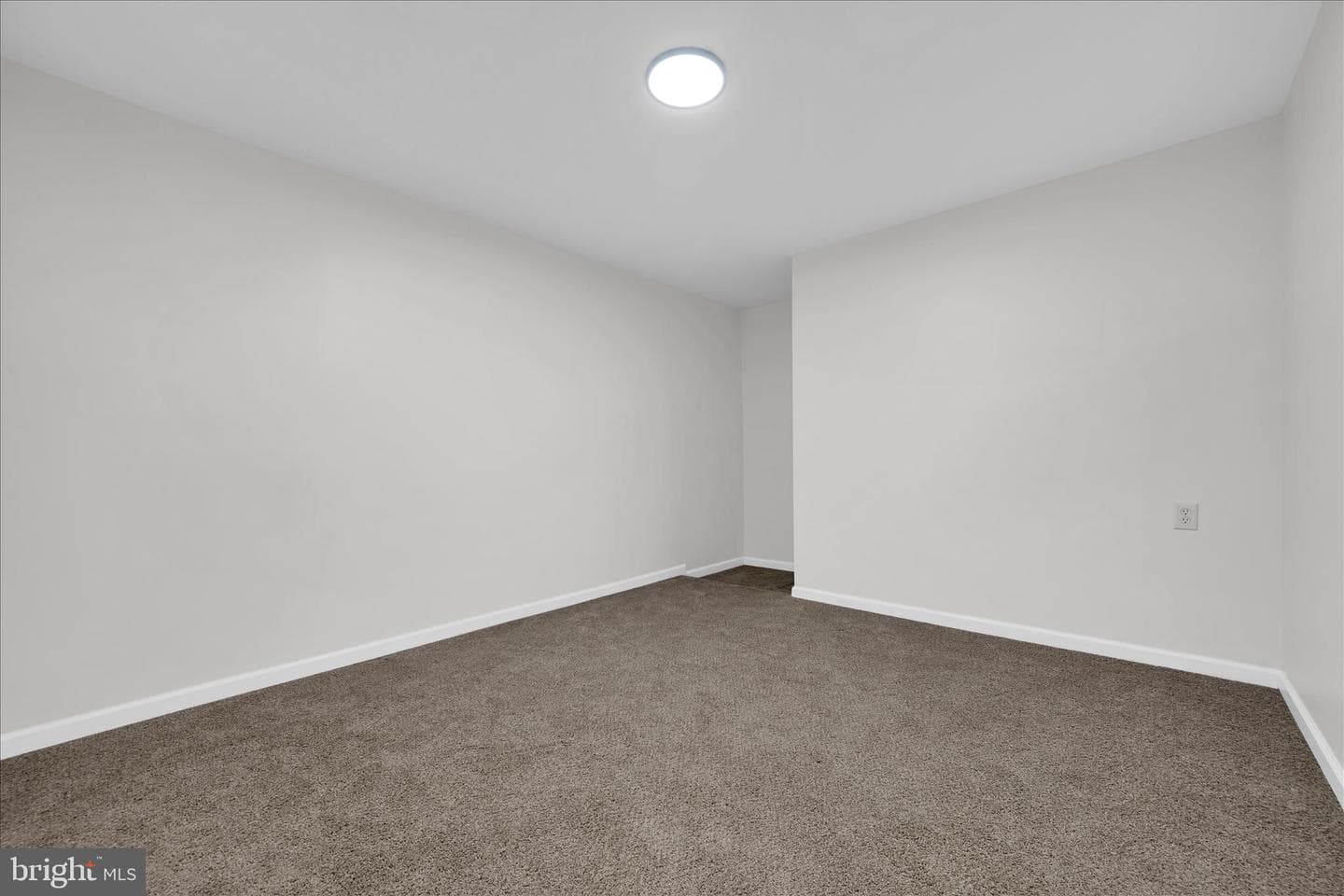 111 E Grand Avenue photo 15