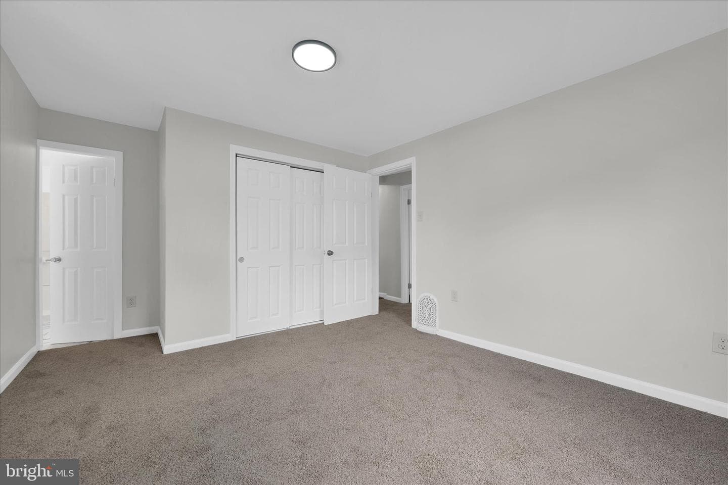 111 E Grand Avenue photo 18