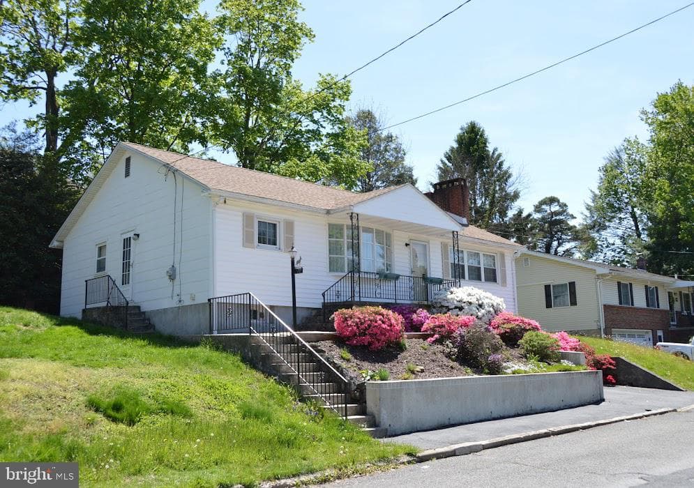 1825 2nd Ave photo 2