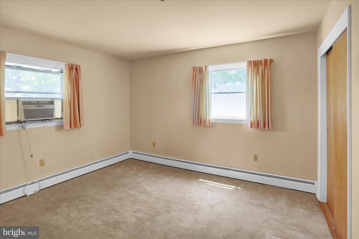 512 W Nicholas Street photo 18