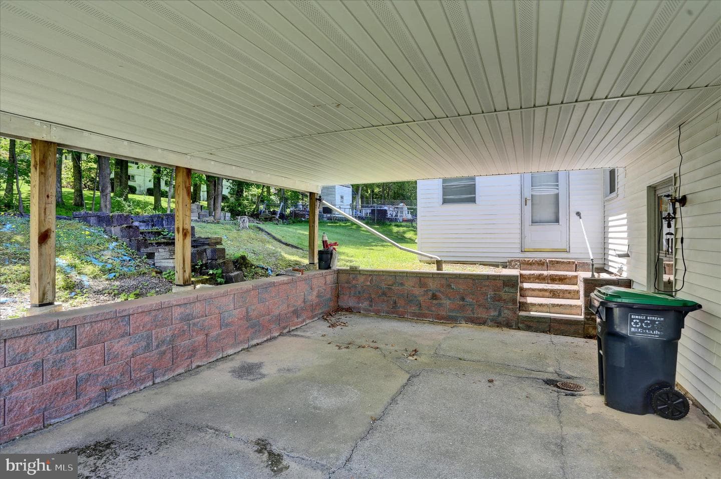 512 W Nicholas Street photo 22