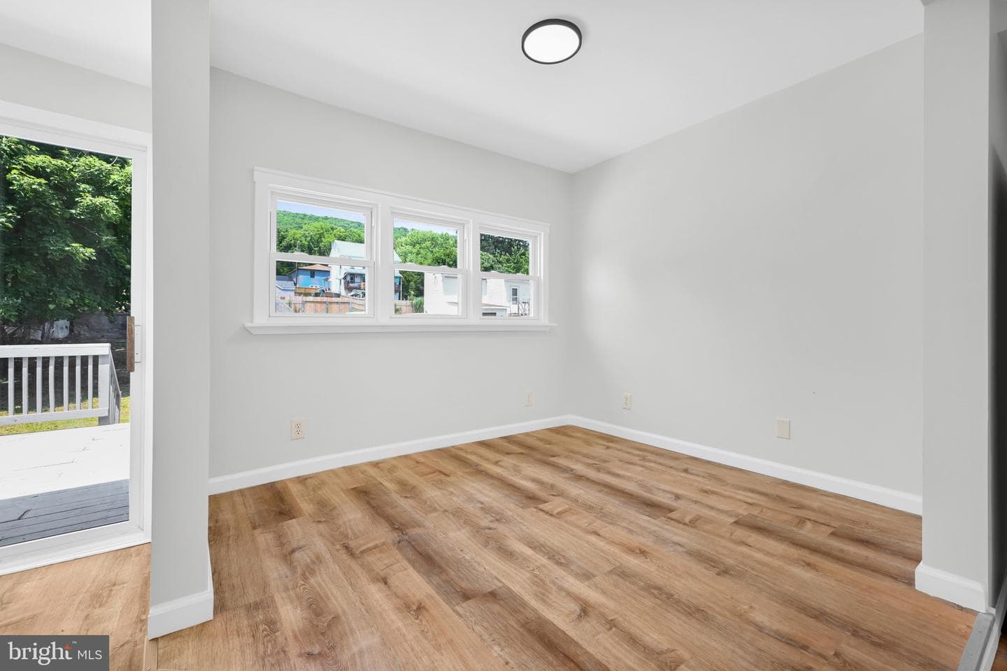 111 E Grand Avenue photo 17