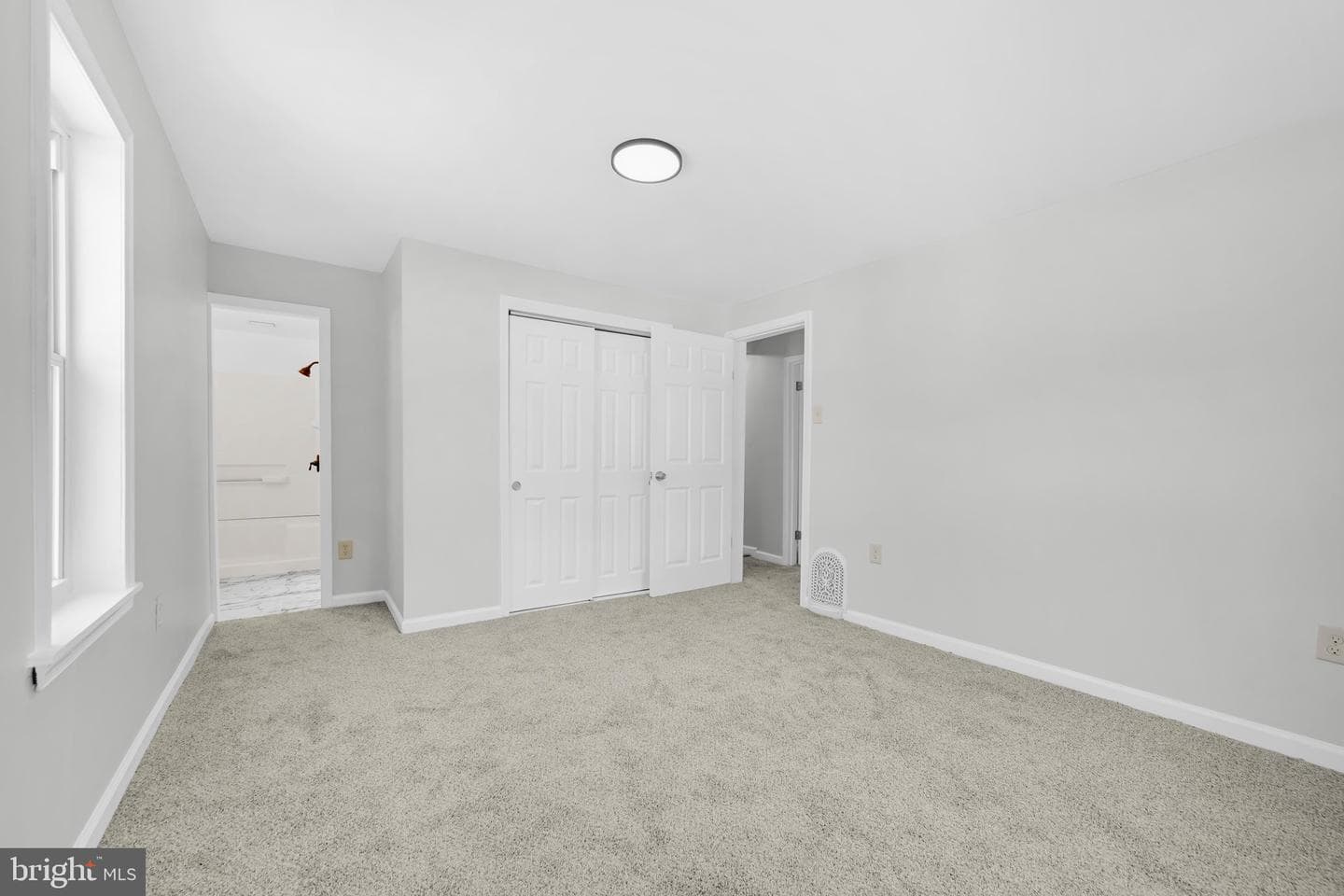 111 E Grand Avenue photo 25