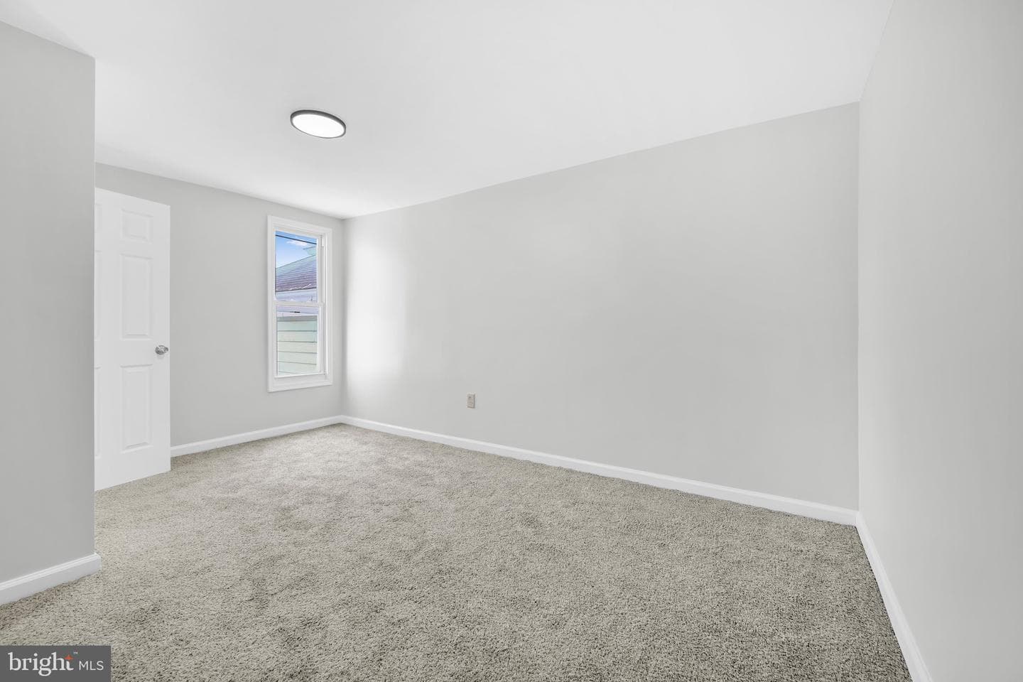 111 E Grand Avenue photo 26
