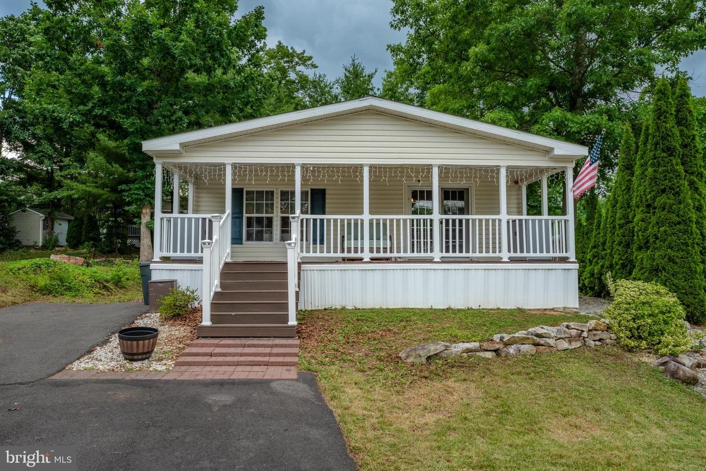 211 Hope Drive photo 1