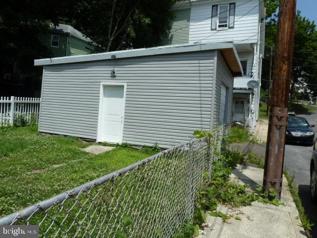 14 N Line Street photo 3