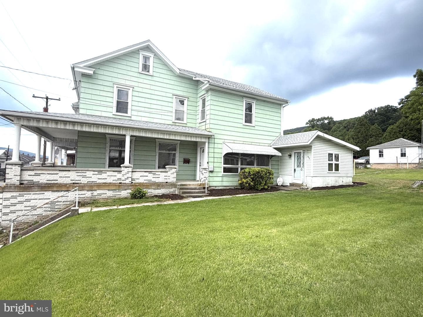 1015 E Grand Avenue photo 1