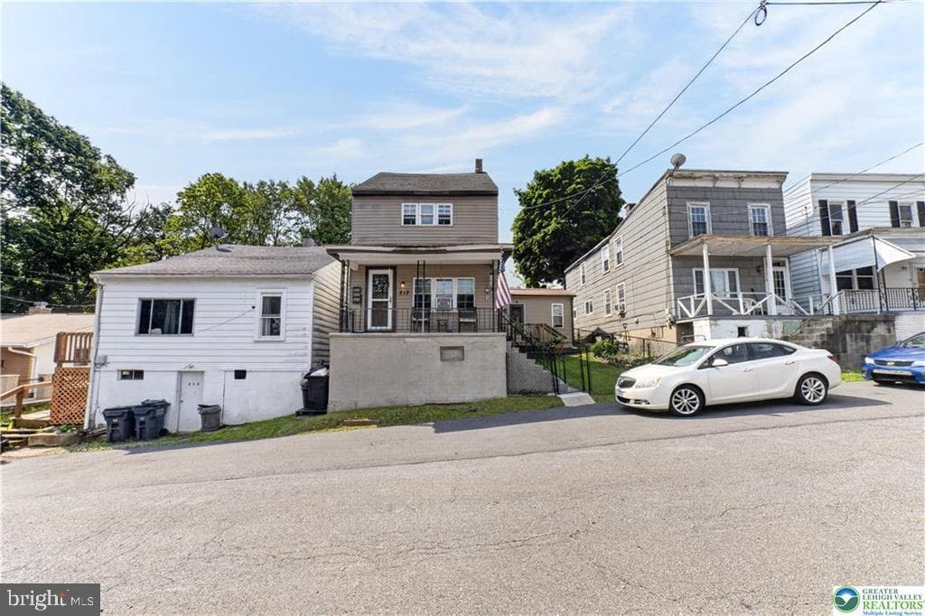 212 W Walnut Street photo 1