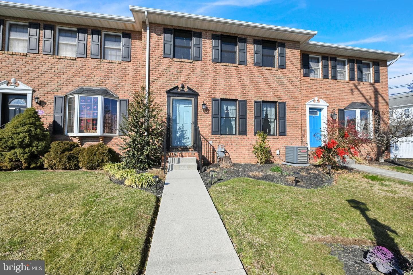 550 E Walnut Street photo 2