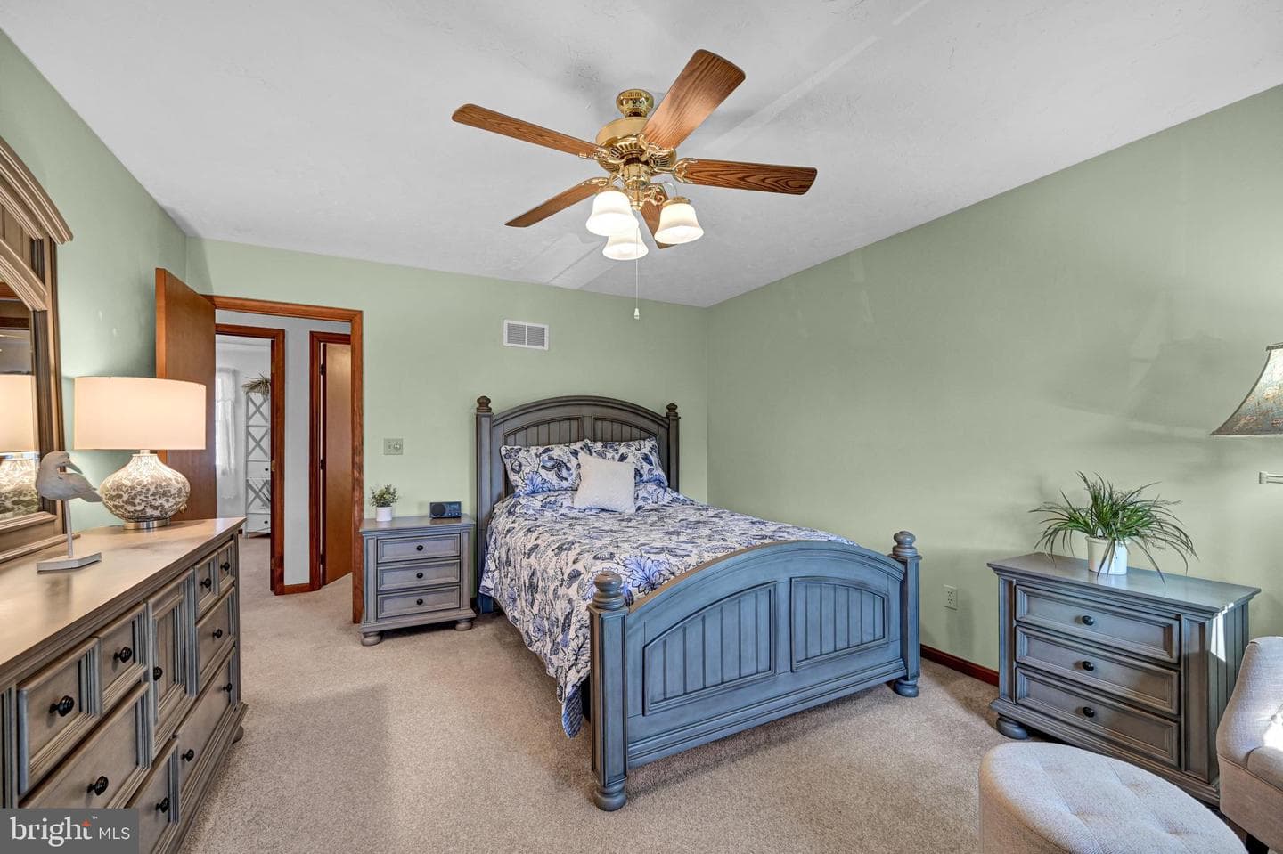 550 E Walnut Street photo 24