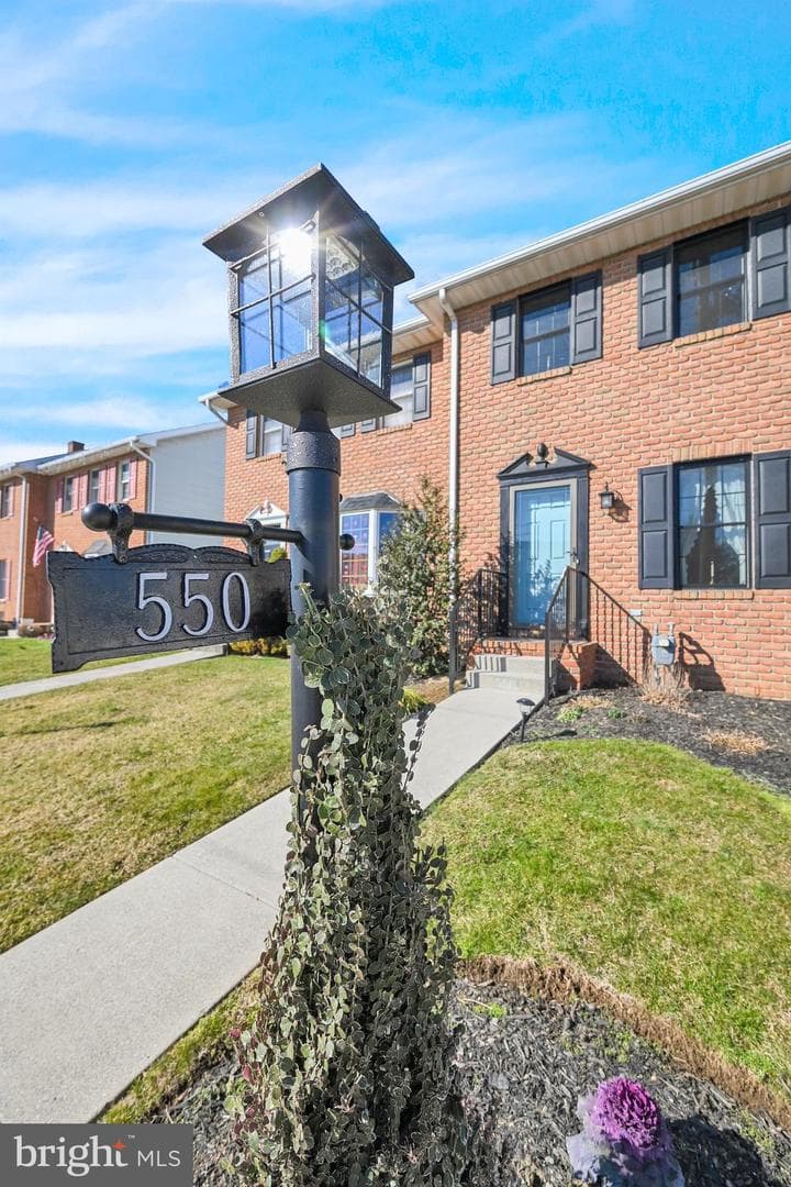 550 E Walnut Street photo 4
