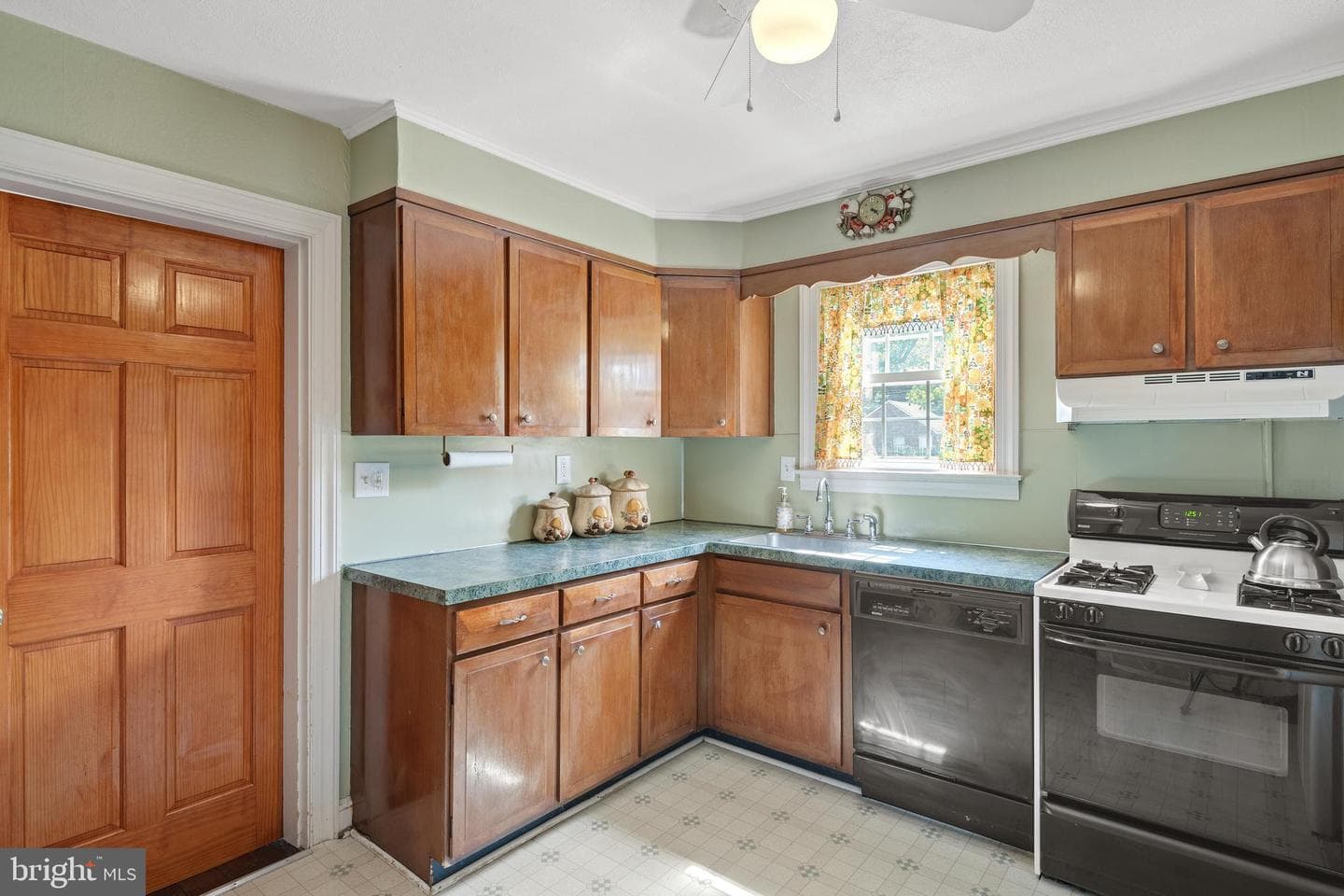899 Midland Avenue photo 14