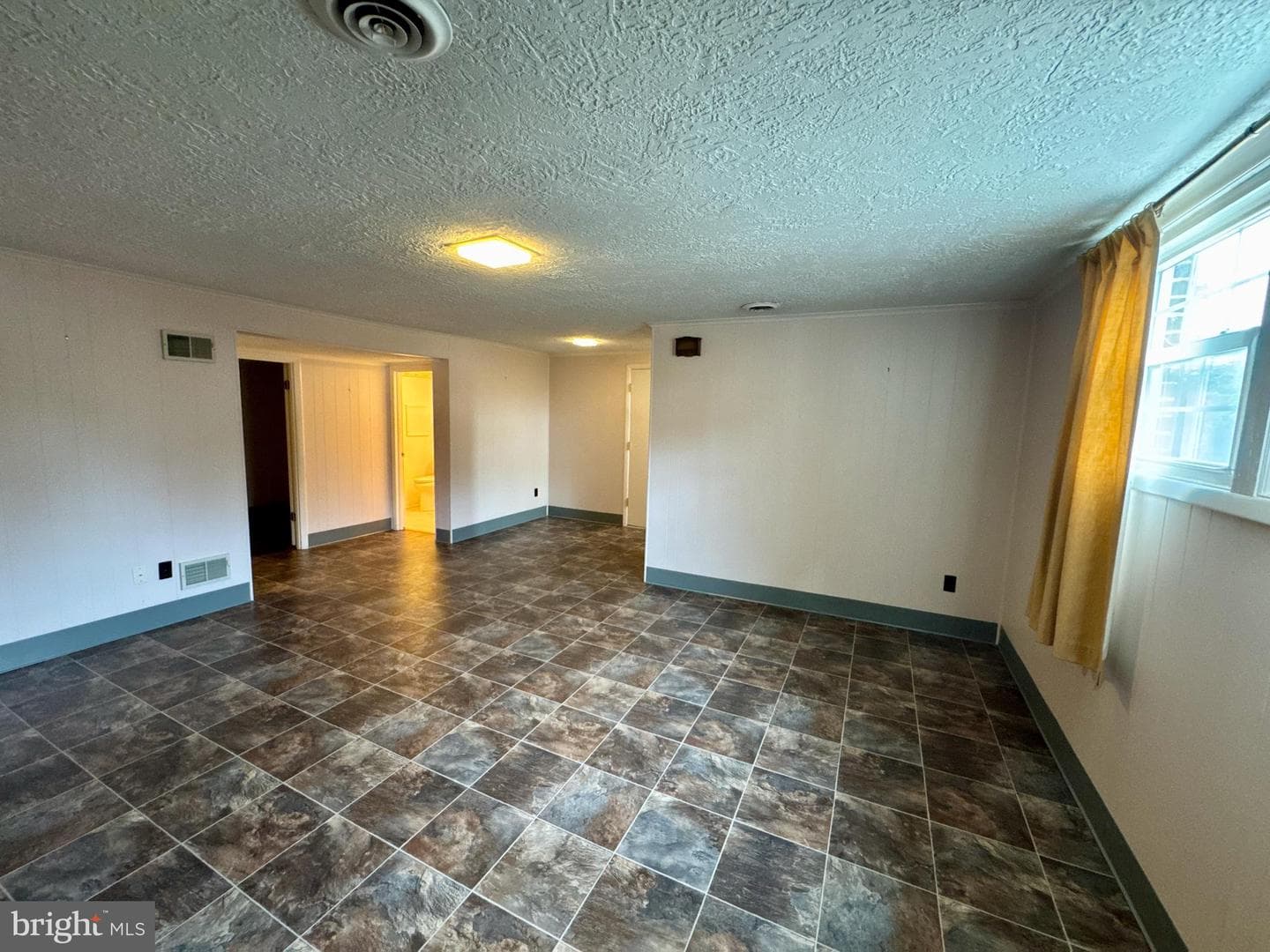 108 Thomas Avenue photo 34