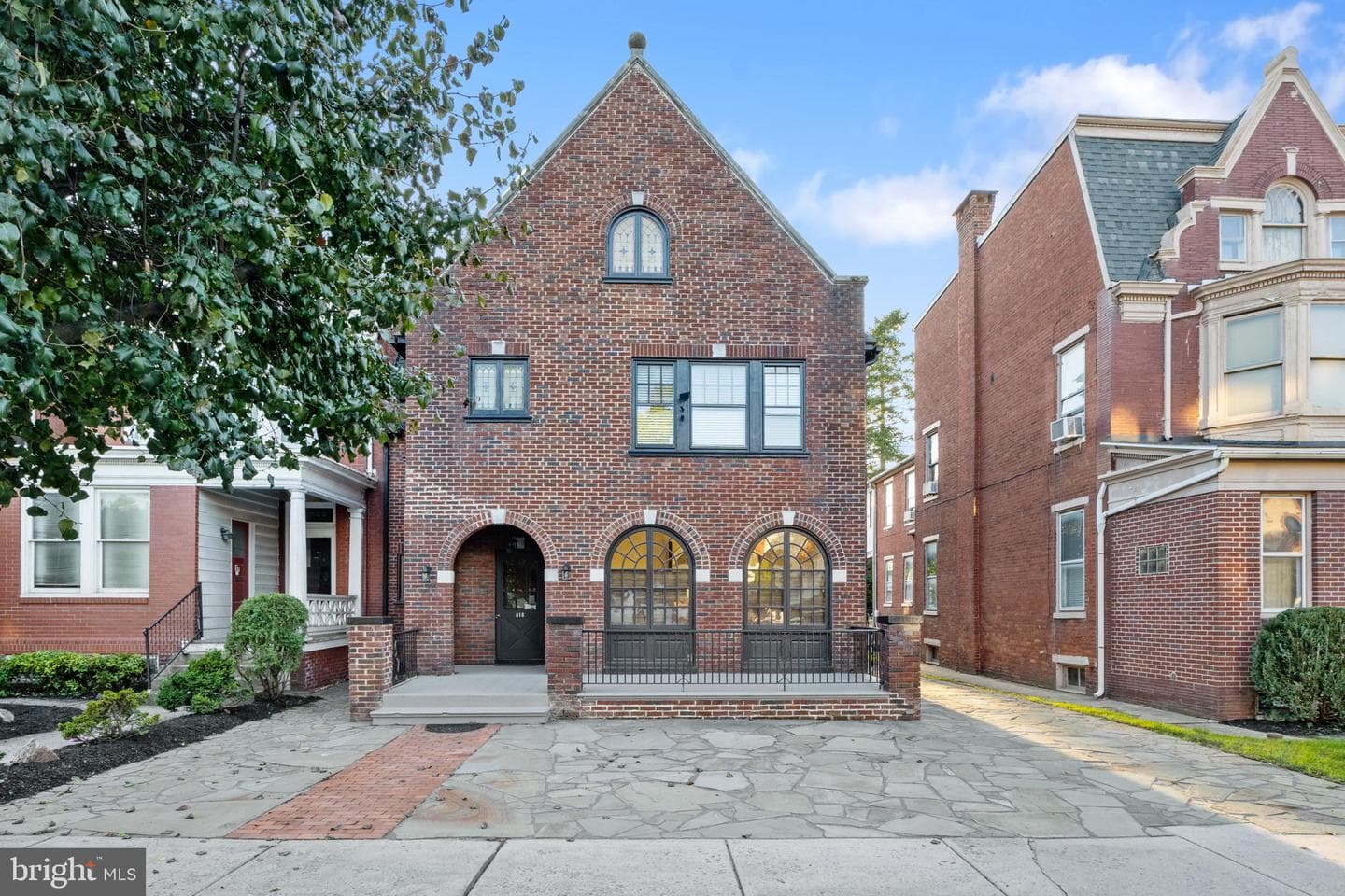 818 S George Street photo 1