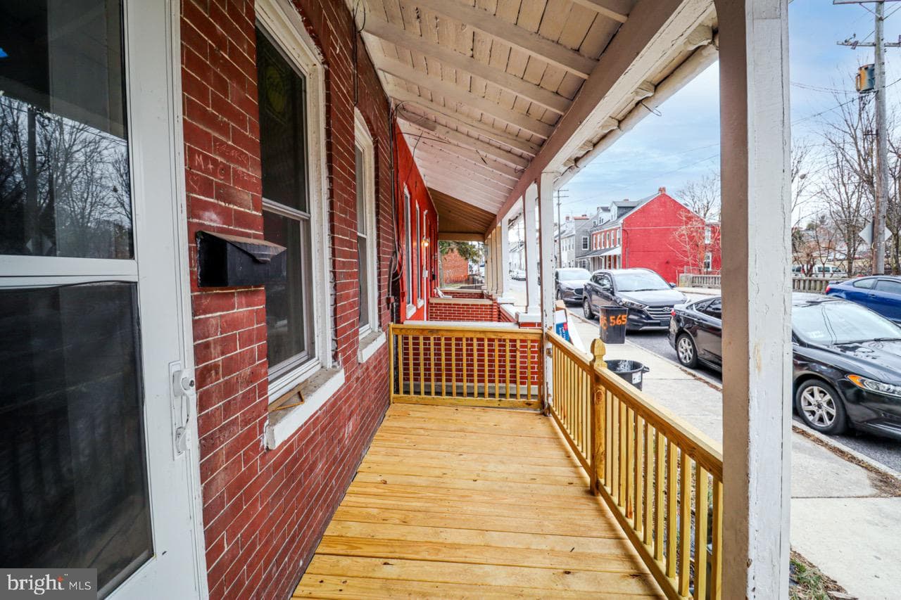 569 Smith Street photo 3