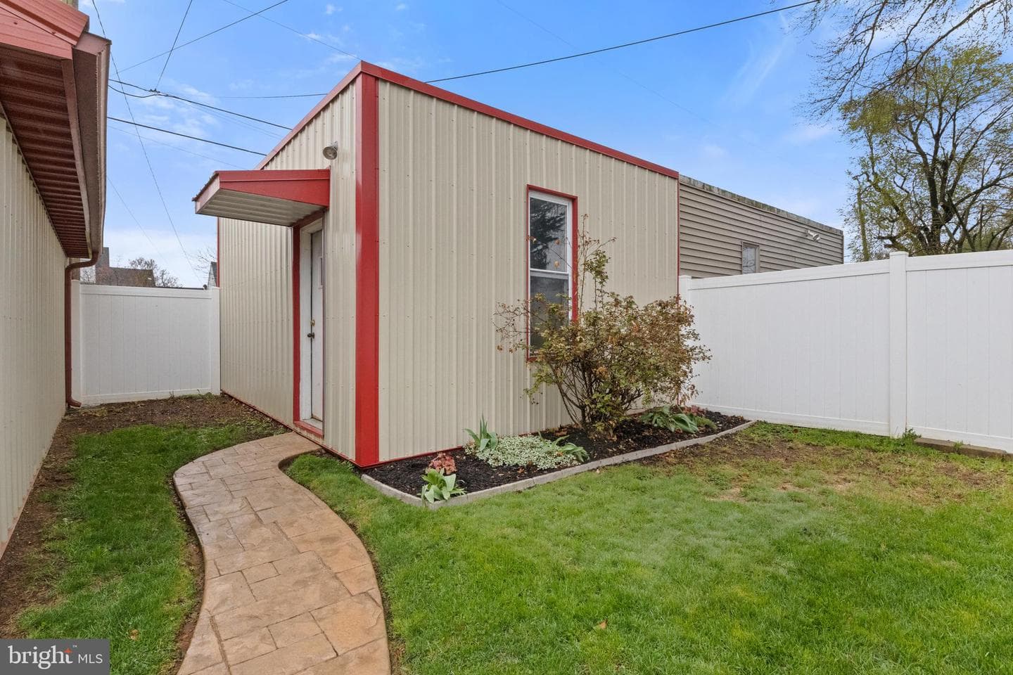 2034 Stanton Street photo 27