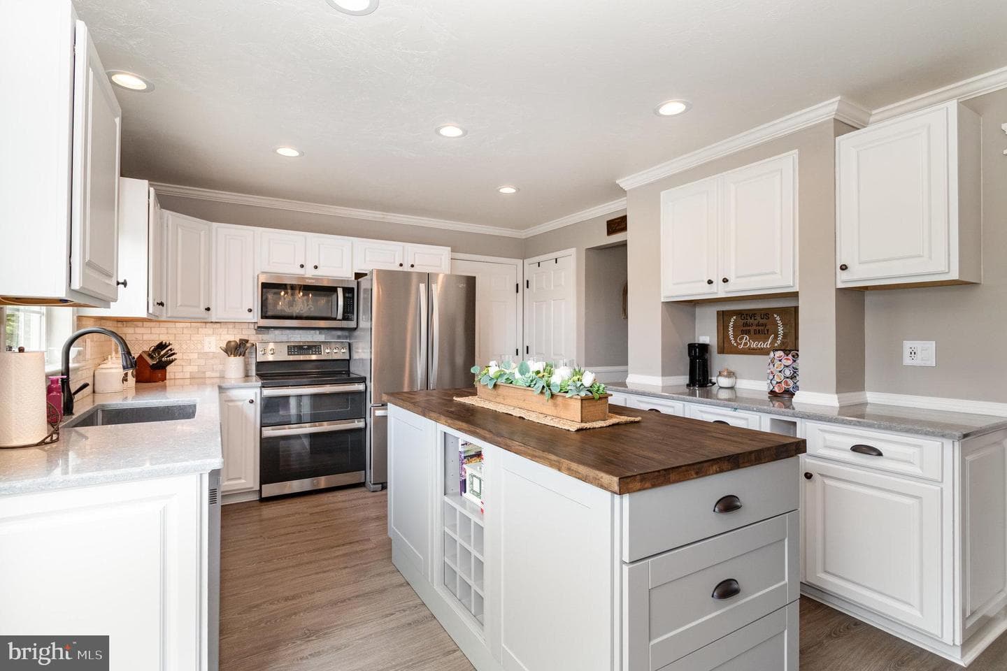 3143 Jayne Lane photo 2