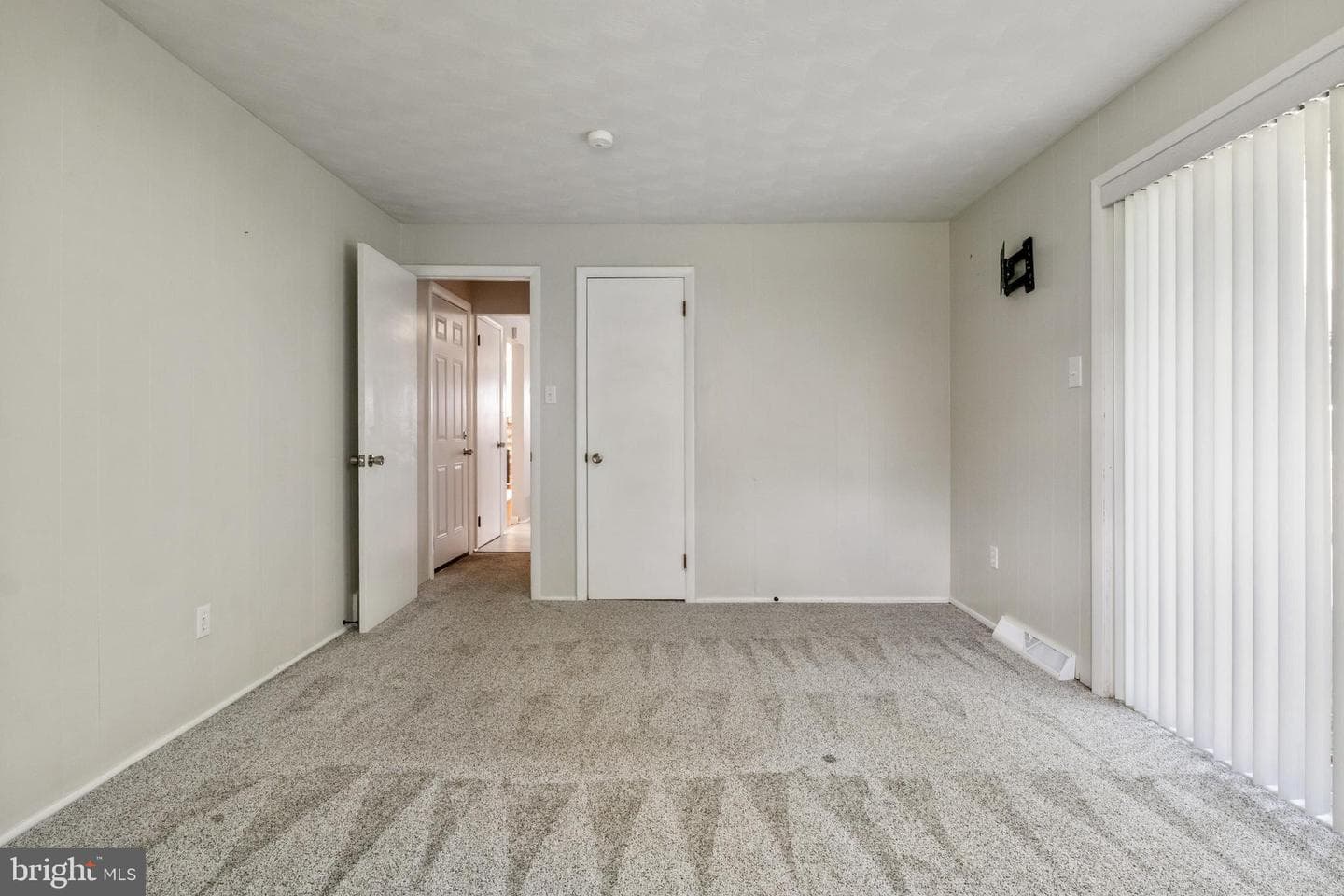 385 Folkstone Way photo 16