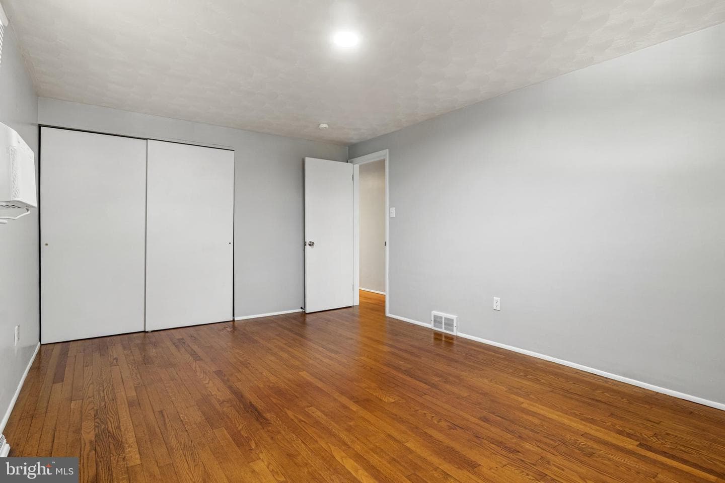 385 Folkstone Way photo 26