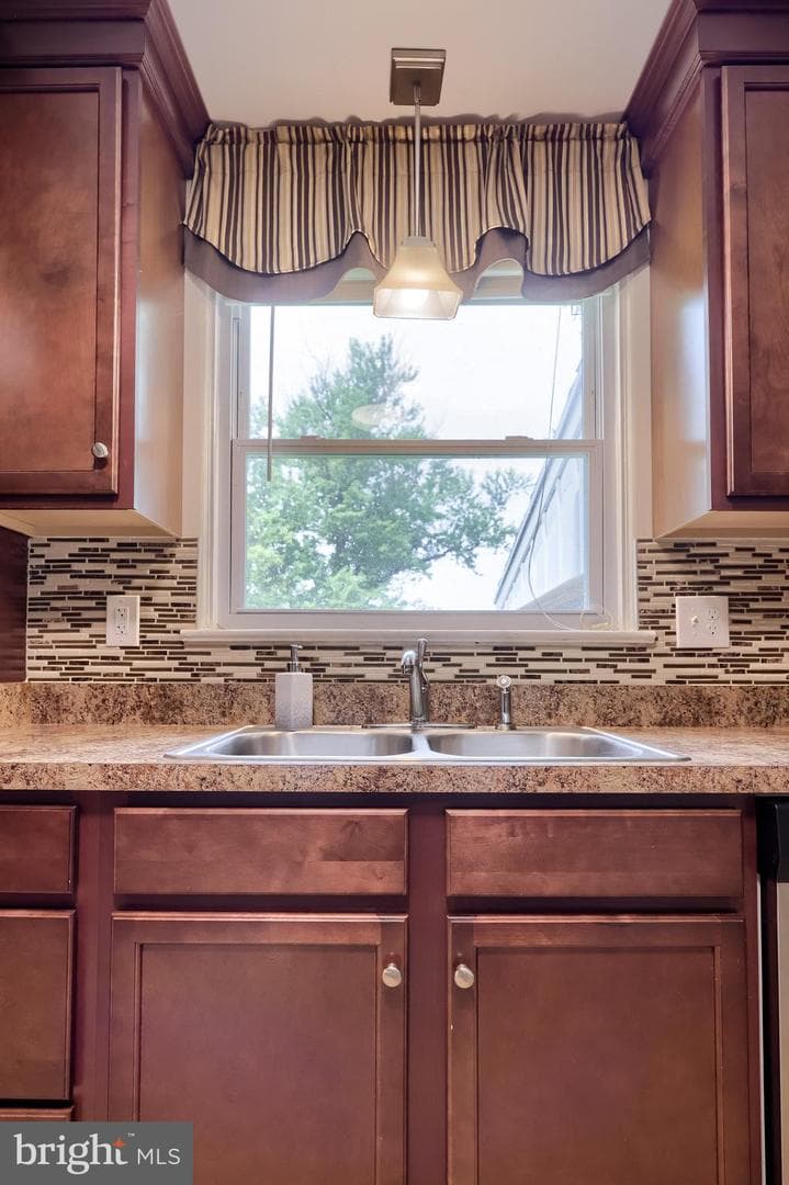 101 Lynbrook Drive N photo 17