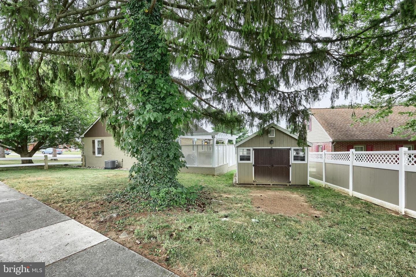 215 N Stephen Place photo 31