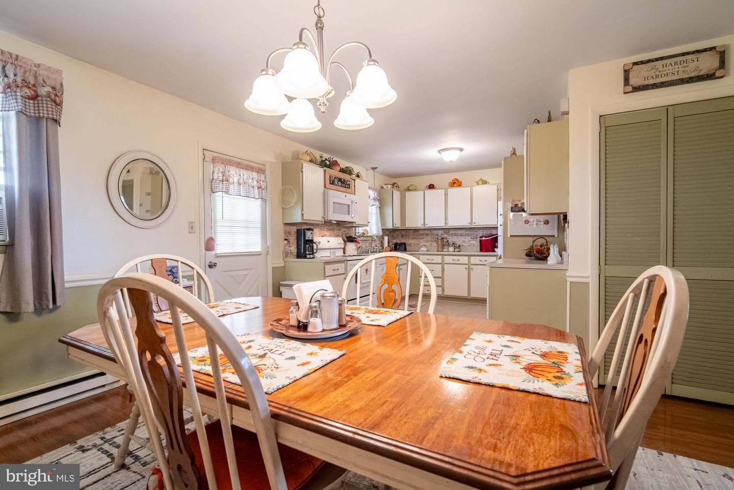 1398 Manor Road photo 10