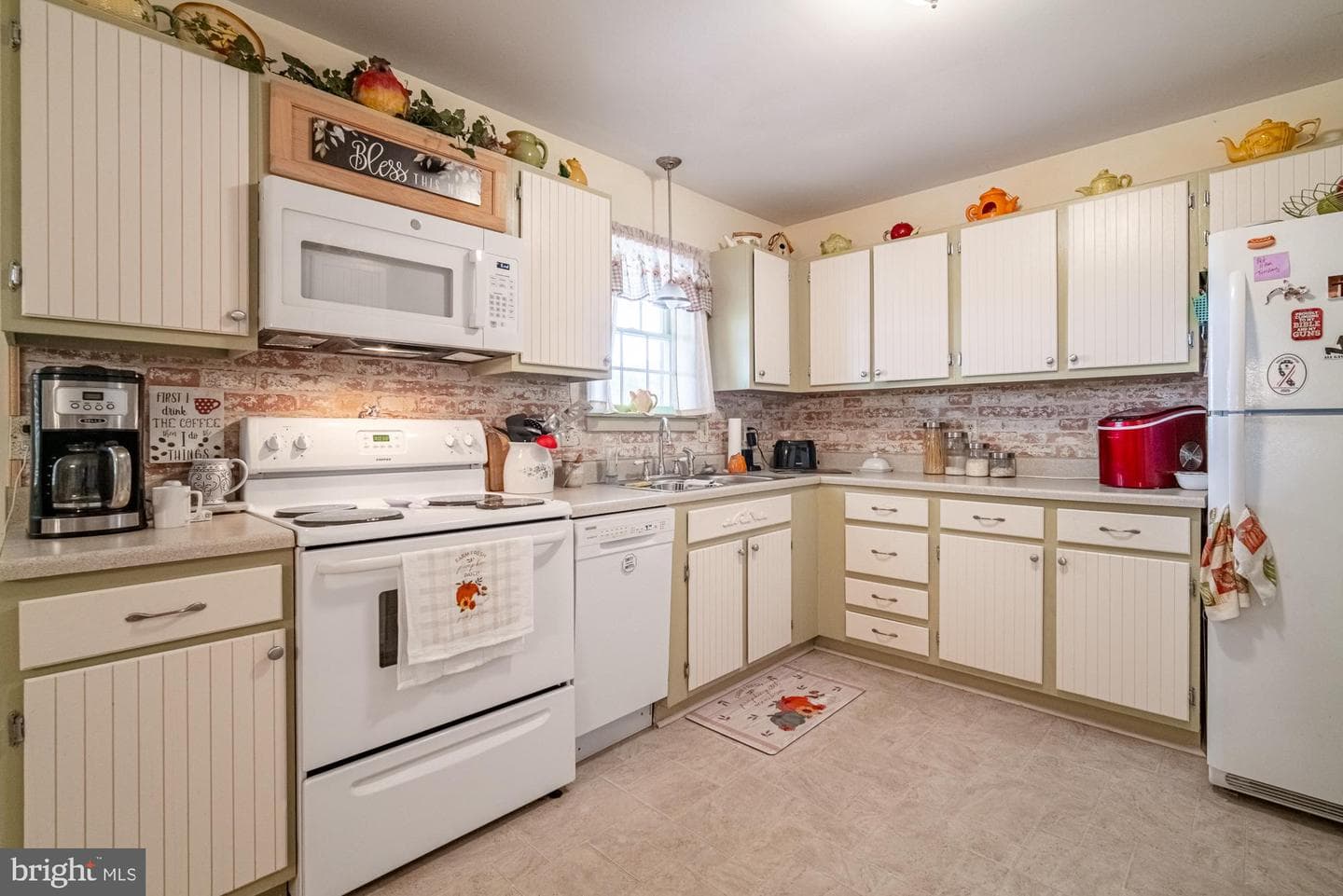 1398 Manor Road photo 13