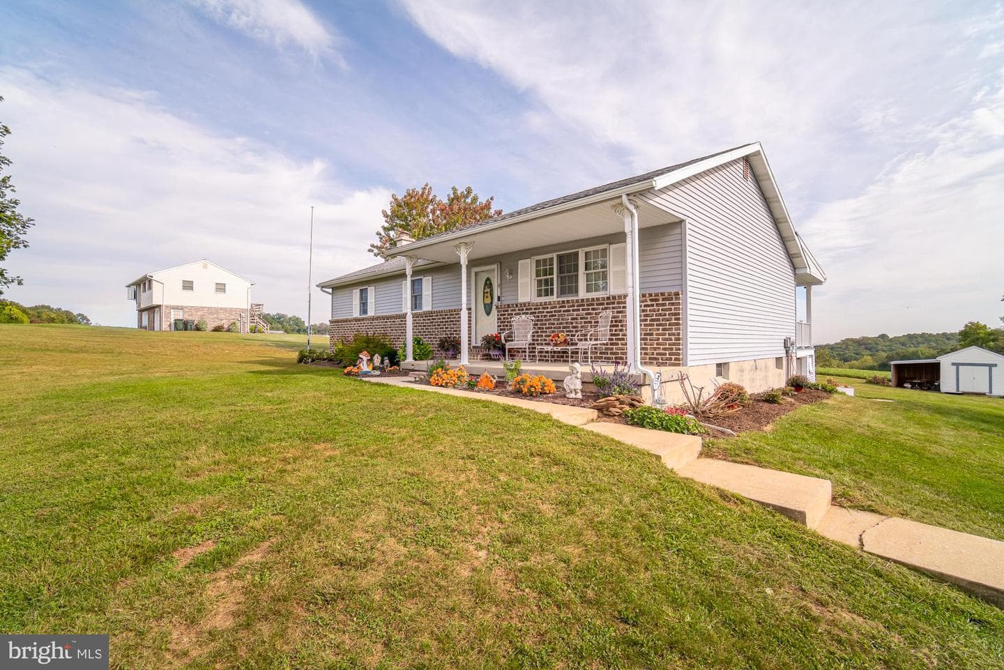 1398 Manor Road photo 38