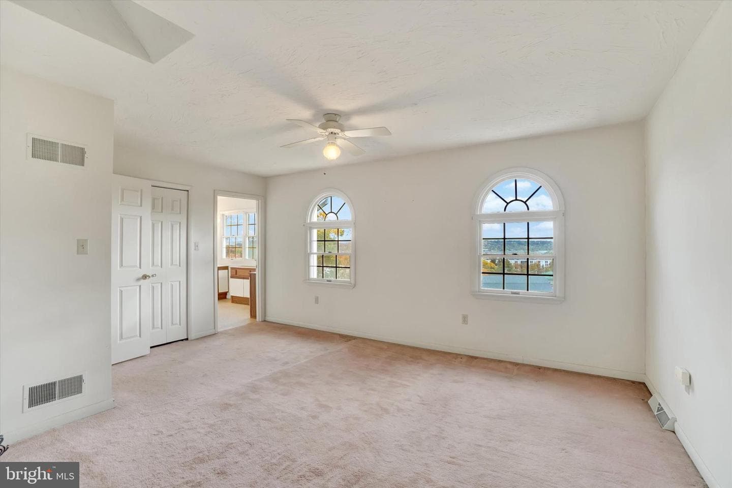 34 Jean Lo Way photo 15