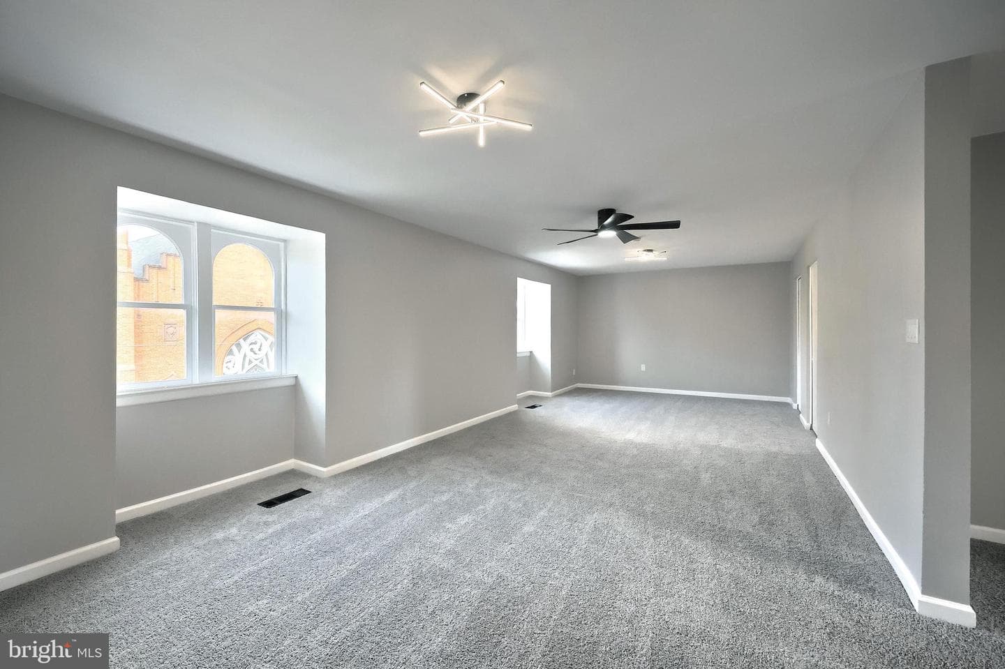 240 E King Street photo 16
