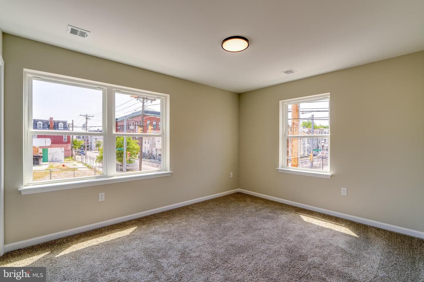 254 S Queen Street photo 24