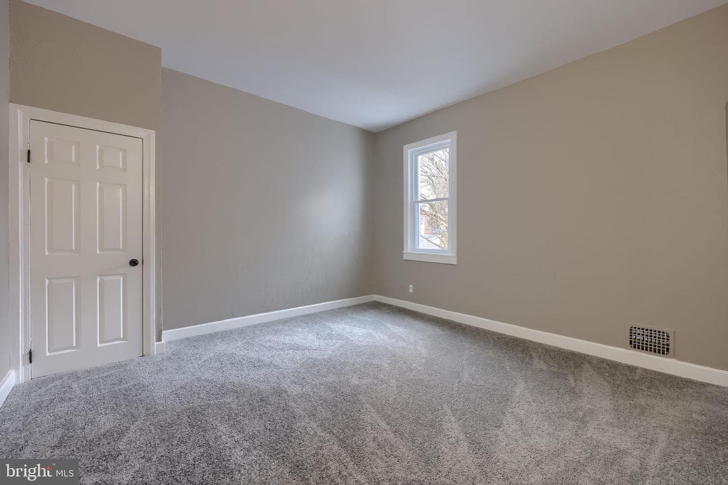 372 E Philadelphia Street photo 15