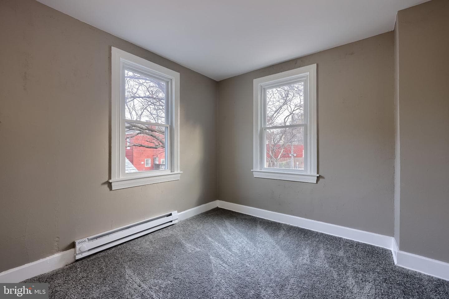 372 E Philadelphia Street photo 17